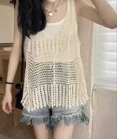 クリーム色 透け感 ニットベスト