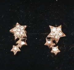 石がキラキラの星形ピアス