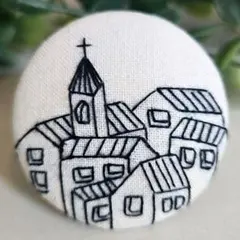 #173　刺繍ブローチ　ハンドメイド　くるみボタンのサムネイル