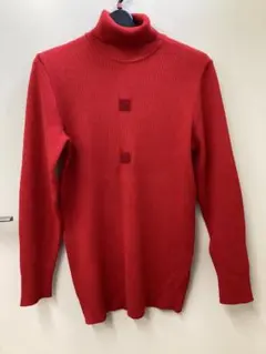 赤いタートルネックセーター