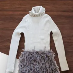 襟フリル付きタートルネックニット アイボリー べーじゅ