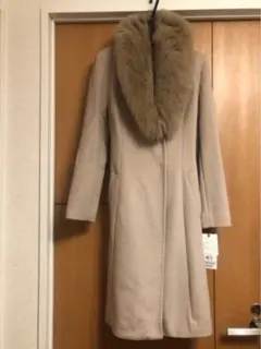 クードシャンスファー付きベージュロングコート