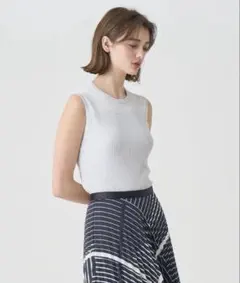 美品　ANAYI LUREXノースリーブ プルオーバーのサムネイル
