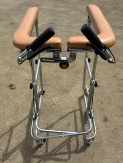 後方支持歩行器クロコダイル：障害児歩行器 - メルカリ