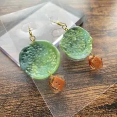 ピアス イヤリング ハンドメイド 緑 グリーン ボタン 両耳 軽い 推し活