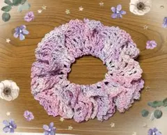 たっぷりフリルのピンク色シュシュ