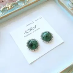 ハンドメイドピアス　エメラルド原石　さざれ天然石ピアス