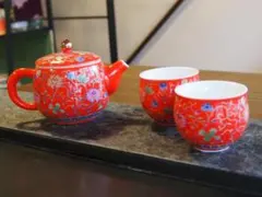 中国茶器　琺瑯彩　茶壺１点と茶杯２点セット（全３点）　赤