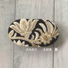 インド刺繍リボン　黒地に生成り色と金色の花柄刺繍　バレッタ
