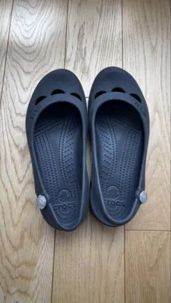 crocs カディ W6 22〜23cm ブラック バレエシューズのサムネイル