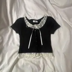 レース付き襟の黒半袖Tシャツ