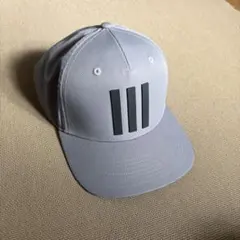 adidas 3本ラインロゴ グレーキャップ