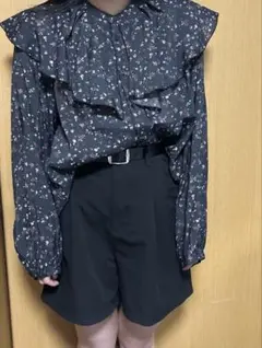 フリル付き花柄長袖ブラウス