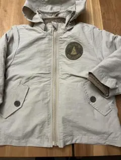 フード付きベージュジャケット