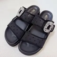 DIANA ビジュー付きフットベッドサンダル　ドット柄