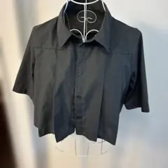 濃いグレー　ショート丈 半袖シャツ