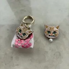 猫の刺繍キーリングとブローチセット