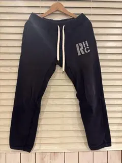 RHC ロゴ入りネイビースウェットパンツ
