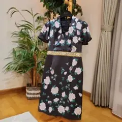 Sunauna:スーナウーナのダークグレーにピンクの花柄のワンピース