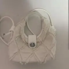 白のショルダーバッグ