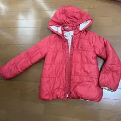 赤いフード付き中綿コート