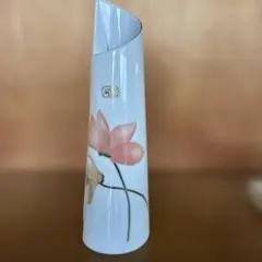 花柄の白磁一輪挿し