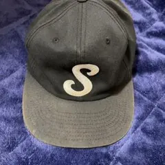 Stüssy 刺繍Sロゴ ブラックキャップ