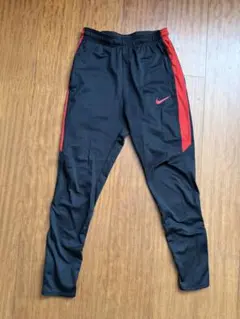 Nike スリムフィット キッズ　ジャージ 黒/赤