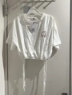 新品タグ付き　ピンクラテ　半袖筆記体刺繍シンプルTシャツ　クロップ丈　しぼり