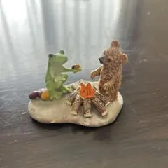 カエルとクマの焚き火置物