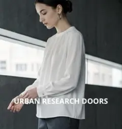 【美品】URBAN RESEARCH DOORS 長袖ブラウスのサムネイル