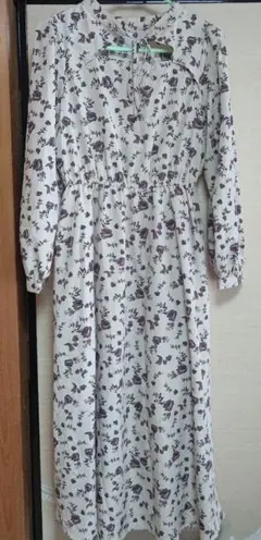 SPRAYPREMIUM ロングワンピース　ベージュ　花柄　フリーサイズ