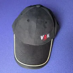 黒いロゴ入りキャップ VANキャップ フリーサイズのサムネイル