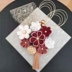 【つまみ細工】髪飾り 成人式 前撮り 濃い木苺色 白 桃色
