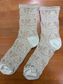 薄いベージュ&グリーン レース編み調ソックス