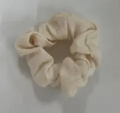 クリーム色 フリルシュシュ