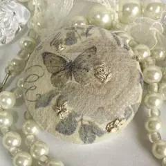 99 刺繍 ブローチ or ヘアゴム くるみボタン 蝶 花 ハンドメイド