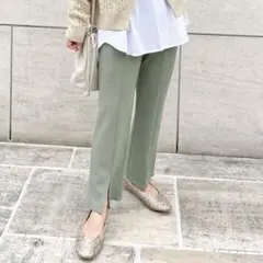 ベルーナ　センタースリットフレアーパンツ