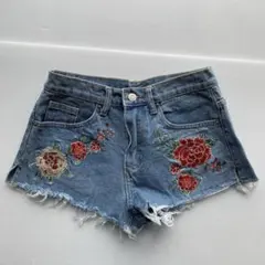 Forever 21 デニムショートパンツ刺繍入