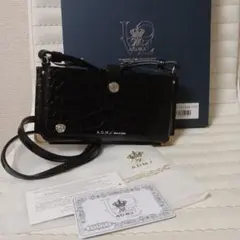 2341　新品　A.D.M.J　クロコ型押スマホポシェット　オニキス　ボーグラン