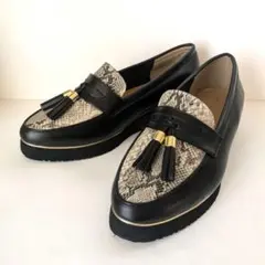 タッセル付きスネーク柄ローファー