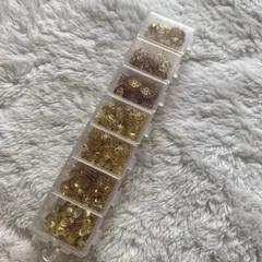 ネイル　アクセサリーパーツ。ゴールド色。