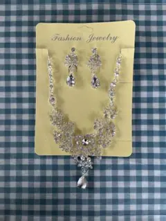 クリスタルフラワーモチーフ ネックレス&イヤリングセット