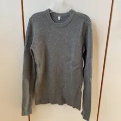 グレーのリブ編み長袖ニット