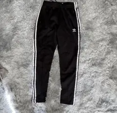 adidas ブラック ジョガーパンツ ストライプ