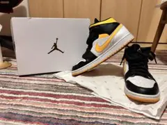 【セール中】エアジョーダン1 ミッド SE レザーオレンジブラックのサムネイル