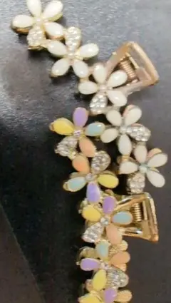 お値下げしました花モチーフ ヘアクリップ 5色と白の２店セット