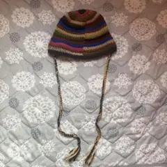 カラフルな編み物の冬用帽子