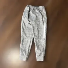 グレーのロングパンツ サイドストライプ付き