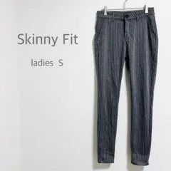 スキニーフィット　スキニーパンツ　ストライプ　グレー